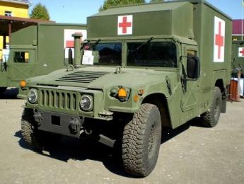Україна отримала від США 5 медичних машин на базі Hummer